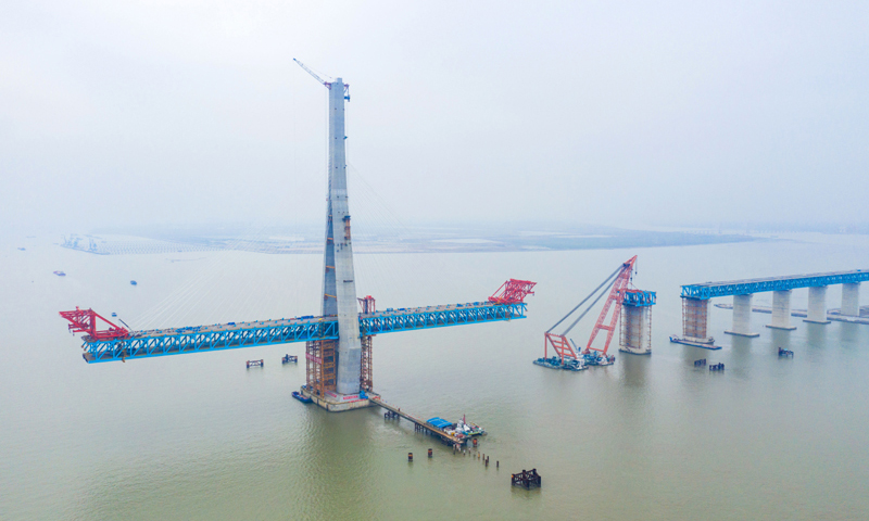 圖為1月29日，無人機拍攝的滬通長江大橋27號輔助墩第3段節間鋼梁吊裝施工現場。
