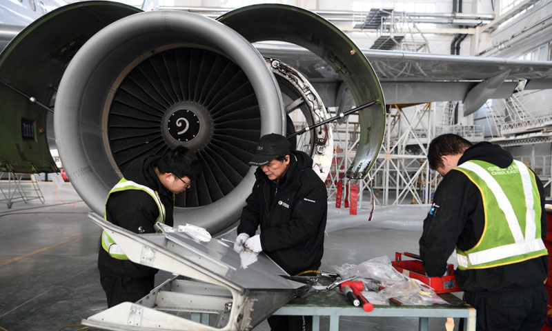 圖為1月17日，在東航技術甘肅分公司，檢修人員進行發動機吊架次要結構改裝。（新華社記者 范培珅 攝）
