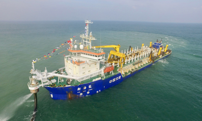 2019年1月16日，伴隨著三聲長長的鳴笛聲，最后一條停留在科倫坡港口城承擔填海吹沙任務的大型挖泥船“新海龍”號停止管吹。科倫坡港口城269公頃吹填土地已全部形成。圖為1月16日，在斯里蘭卡科倫坡，耙吸挖泥船“新海龍”在為科倫坡港口城填海造地工程進行最后一船管吹。（中國港灣科倫坡港口城項目部供圖）