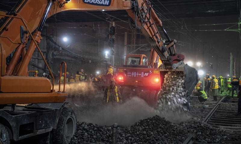 圖為1月15日凌晨，中鐵十一局施工人員在西安站改擴建工程現場緊張施工。（新華社記者 陶明 攝）