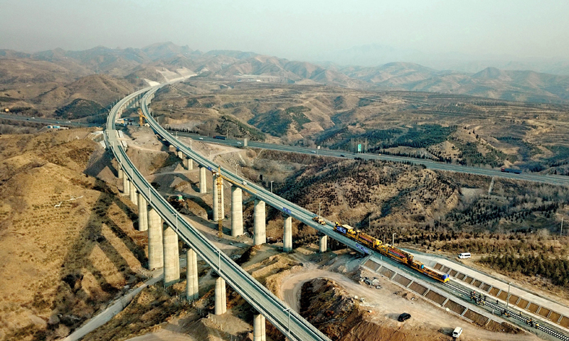 圖為1月6日，工人在崇禮鐵路張家口市下花園區戴家營大橋鋪軌現場工作。（新華社記者 楊世堯 攝）