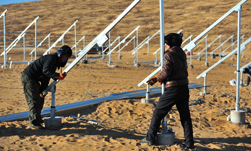 中國能源建設集團山西電力建設有限公司作為EPC總承包方，承擔該工程200MWp光伏發電廠區全部設計，并承建150MWp光伏發電系統。圖為工作人員正在調整光伏支架。