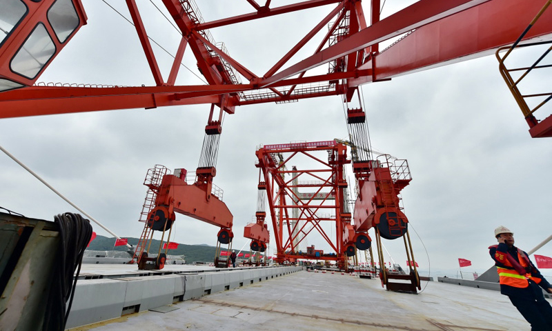 平潭海峽公鐵兩用大橋是新建福州至平潭鐵路、長樂至平潭高速公路的關鍵性控制工程。圖為12月28日，平潭海峽公鐵兩用大橋大小練島水道橋上的兩臺架梁吊機在作業中。（新華社記者 林善傳 攝）