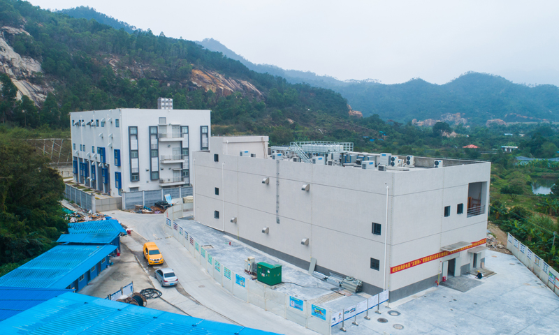 此項目是南方電網推進國家能源局首批“互聯網+”智慧能源示范項目建設的重要里程碑，成功引導了一系列標志性、帶動性強的重點產品和裝備推廣應用，形成了柔性直流配電網系統技術標準規范，填補國內外的空白。（朱甸 沈甸 藍望 攝）