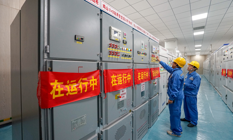 圖為南方電網廣東電網公司工作人員巡視設備。（朱甸 沈甸 藍望 攝）