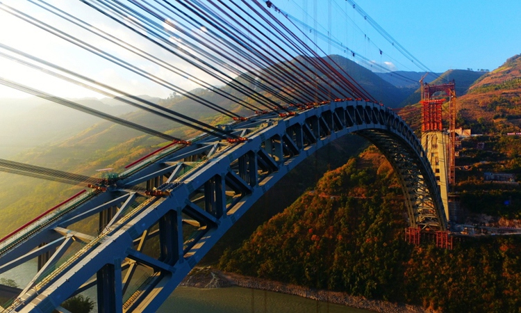 12月10日，大瑞鐵路怒江四線特大橋鋼桁拱合龍。（新華社發）