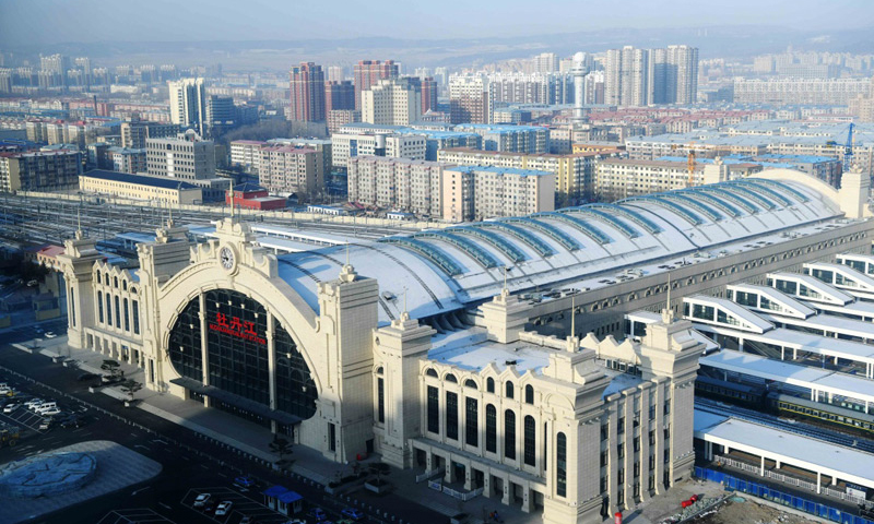 12月6日，由中鐵二十二局承建的中國“八縱八橫”最北“一橫”樞紐高鐵站——牡丹江新站正式竣工，預計今年底與哈牡高鐵同步開通運營。圖為牡丹江新站的全貌。（新華社記者 王建威 攝）