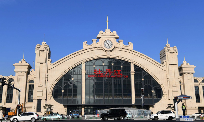 牡丹江新站建筑面積29515平方米，站房以“國花牡丹”為主立面造型，并融入歐洲建筑元素進行重新設計，極具風情。圖為12月6日拍攝的牡丹江新站立面造型。（新華社記者 王建威 攝）