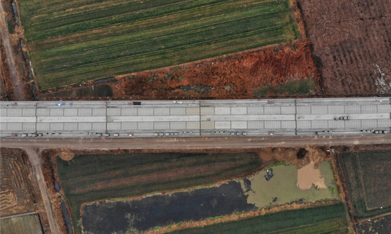 魯南高鐵東起山東日照，向西經臨沂、曲阜、濟寧、菏澤，與鄭徐客運專線蘭考南站接軌。圖為12月2日拍攝的魯南高鐵山東臨沂段。（新華社記者 邢廣利 攝）