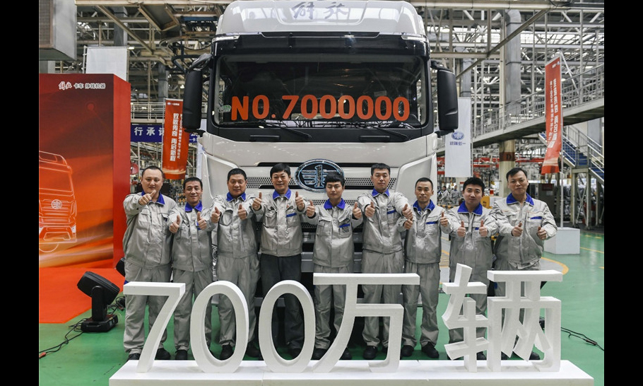 圖為11月30日，一汽解放職工與第700萬輛解放卡車合影留念。（新華社記者 許暢 攝）