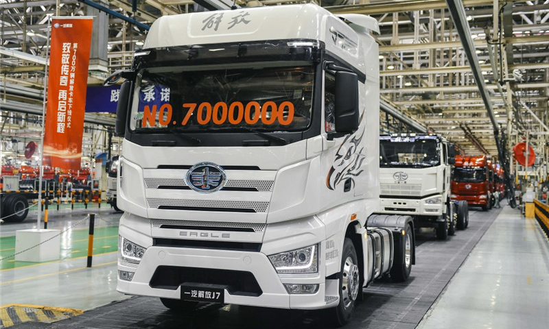 11月30日，一輛白色解放J7緩緩駛下一汽解放卡車廠總裝車間生產線，這標志著我國自主研發的第700萬輛解放卡車在長春正式下線。圖為在一汽解放卡車廠總裝車間內拍攝的第700萬輛解放卡車。（新華社記者 許暢 攝）