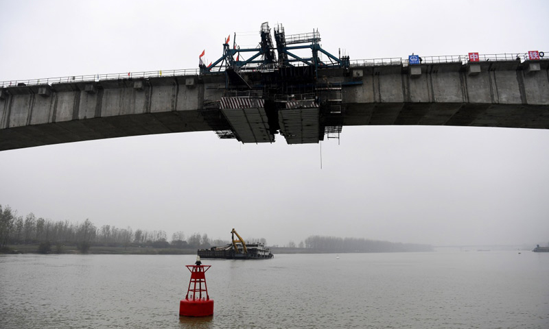 圖為合龍后的商合杭鐵路跨淮河特大橋。（新華社記者 劉軍喜 攝）