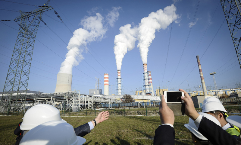圖為11月8日，在波蘭東部城市科杰尼采，波蘭員工介紹剛剛完成擴建改造的科杰尼采變電站的新設施。新華社發（亞普·阿林攝）