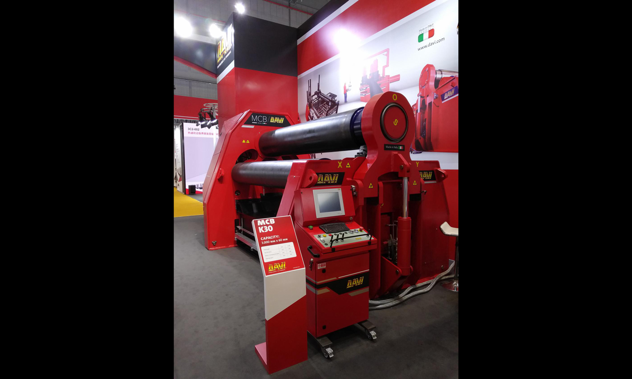 DAVI展臺的工作人員告訴記者，這兩款產品的生產精度和生產效率都很高。DAVI的產品也吸引了相關領域央企的關注，有望與其在海上石油鉆井平臺、燃氣輪機等產品的制造方面開展更進一步的合作。（國資報告記者 原詩萌 攝影報道）