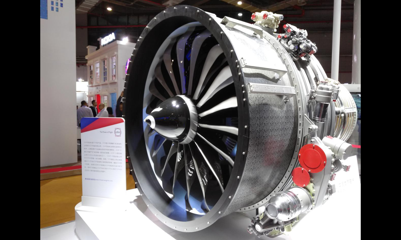 美國GE公司展出的LEAP發動機是GE和賽峰的合資公司CFM的產品。其中，LEAP-1C是C919國產大飛機的動力裝置，LEAP-1A是空客公司A320neo可選發動機之一，LEAP-1B是波音公司B737MAX的動力裝置。（國資報告記者 原詩萌 攝影報道）