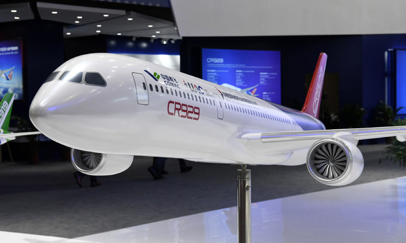 在第十二屆中國國際航空航天博覽會上，作為我國民用大飛機的研制主體，中國商用飛機有限責任公司展示了CR929遠程寬體客機1:1樣機，吸引了眾多觀眾參觀體驗。圖為11月7日，現場展示的CR929模型。（新華社記者 梁旭 攝）