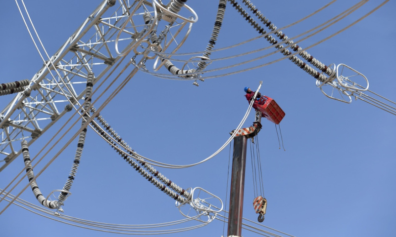 11月6日，陜西投資規模最大、涉及面最廣的輸變電工程——陜北風電基地750千伏集中送出工程施工進入尾聲，預計于2018年底投運。圖為11月6日，國家電網陜西省電力公司工作人員在陜北風電基地750千伏集中送出工程定靖750千伏變電站進行引流線安裝。（新華社記者 劉瀟 攝）