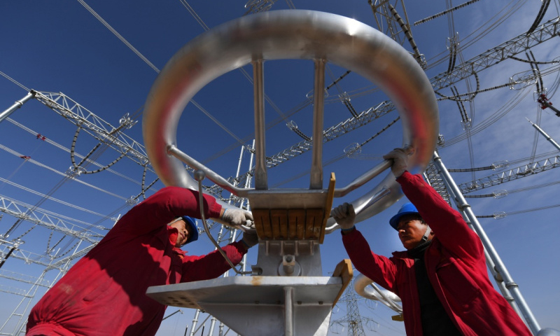 圖為11月6日，國家電網陜西省電力公司的工作人員在陜北風電基地750千伏集中送出工程定靖750千伏變電站進行隔離開關均壓環組裝。（新華社記者 劉瀟 攝）