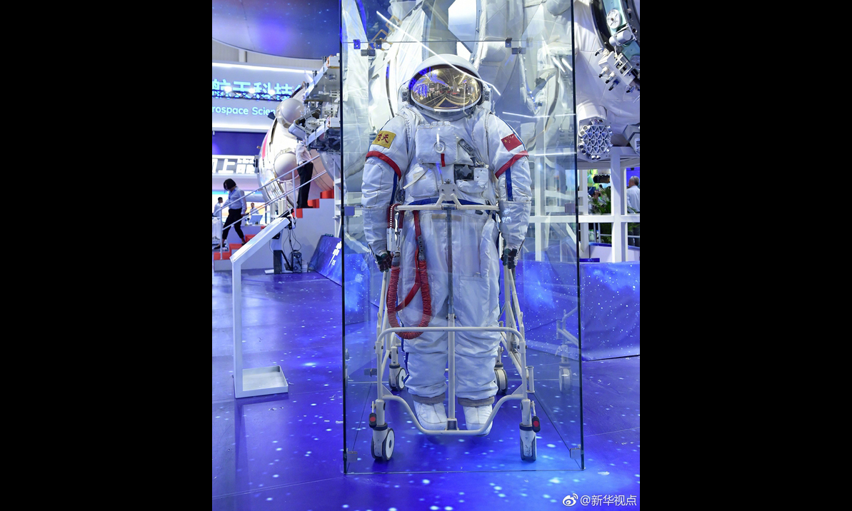 在11月6日開幕的珠海航展上，中國空間站“天宮”核心艙首次公開亮相，這將是未來中國人探索宇宙、太空駐留的“宇宙之家”，預計將于2022年前后完成在軌建造，成為國家級太空實驗室。（新華社記者 胡喆 梁旭）