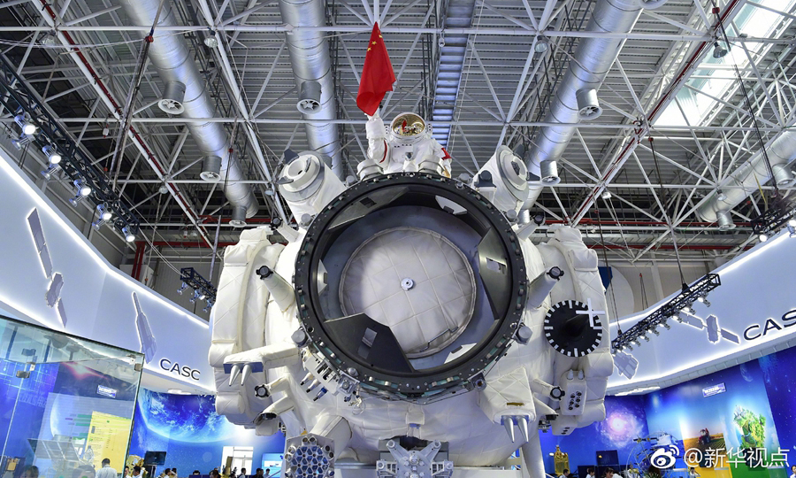 在11月6日開幕的珠海航展上，中國空間站“天宮”核心艙首次公開亮相，這將是未來中國人探索宇宙、太空駐留的“宇宙之家”，預計將于2022年前后完成在軌建造，成為國家級太空實驗室。（新華社記者 胡喆 梁旭）