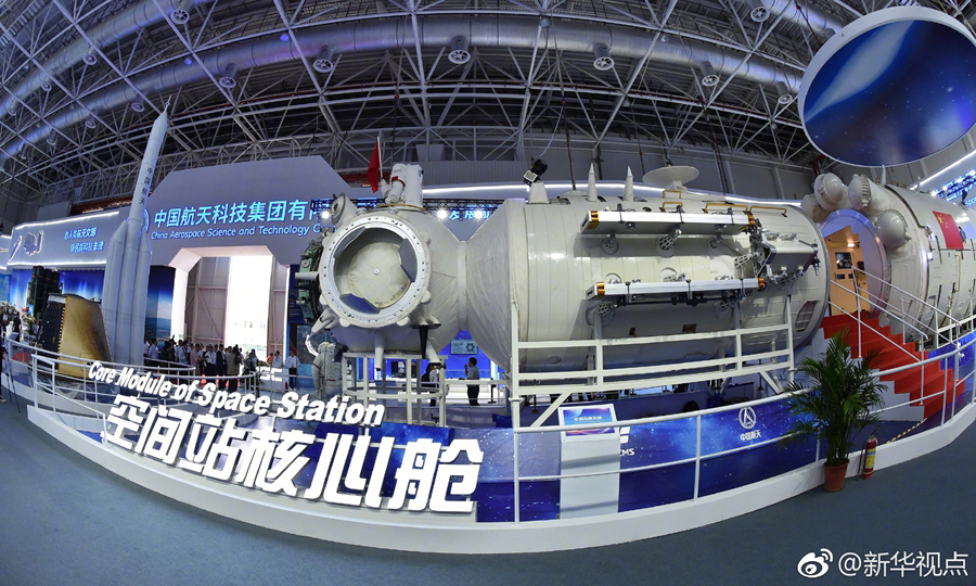 在11月6日開幕的珠海航展上，中國空間站“天宮”核心艙首次公開亮相，這將是未來中國人探索宇宙、太空駐留的“宇宙之家”，預計將于2022年前后完成在軌建造，成為國家級太空實驗室。（新華社記者 胡喆 梁旭）