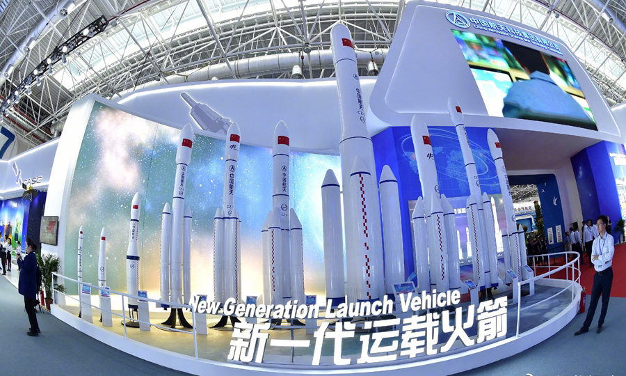 在11月6日開幕的珠海航展上，中國空間站“天宮”核心艙首次公開亮相，這將是未來中國人探索宇宙、太空駐留的“宇宙之家”，預計將于2022年前后完成在軌建造，成為國家級太空實驗室。（新華社記者 胡喆 梁旭）