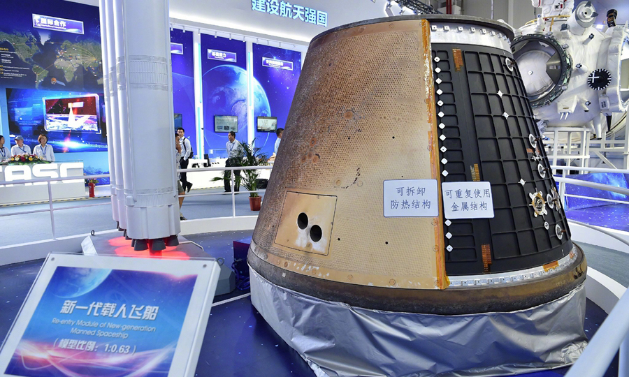在11月6日開幕的珠海航展上，中國空間站“天宮”核心艙首次公開亮相，這將是未來中國人探索宇宙、太空駐留的“宇宙之家”，預計將于2022年前后完成在軌建造，成為國家級太空實驗室。（新華社記者 胡喆 梁旭）