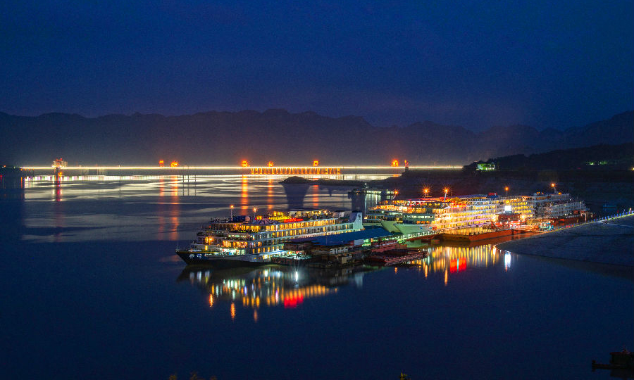 10月22日，三峽秭歸旅游母港岸電工程項目進入倒計時，各項工作有序進行。該項目將在庫岸供電設備與移動供電躉船之間的消落區添加岸電智能控制系統，可同時為6條泵船、12個萬噸級泊位停靠的客輪提供清潔能源。圖為三峽大壩和旅游母港夜景。