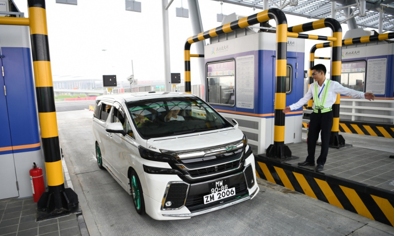 圖為10月24日，首輛從珠海開往香港的私家車輛通過港珠澳大橋收費站。（新華社記者 梁旭 攝）