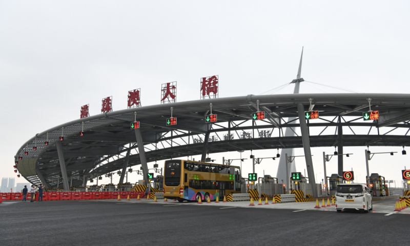 圖為10月24日，從珠海開往香港的首批車輛駛上港珠澳大橋。（新華社記者 梁旭 攝）
