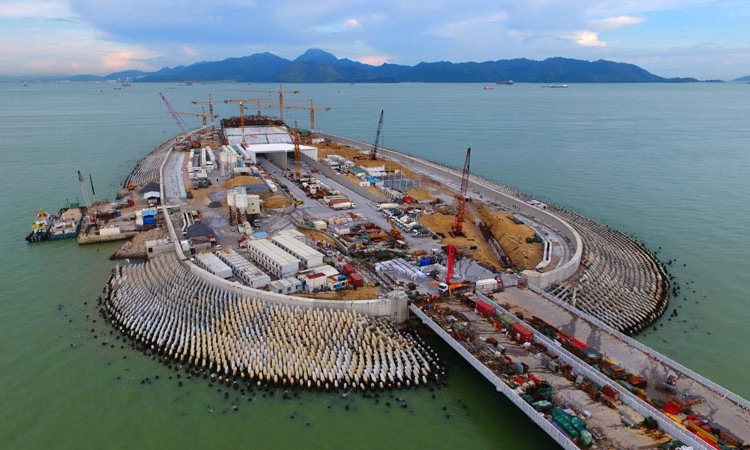 圖為2017年7月4日拍攝的建設中的西人工島。7月7日，港珠澳大橋海底隧道正式貫通，港珠澳大橋實現了主體工程全線貫通。（新華社記者 梁旭 攝）