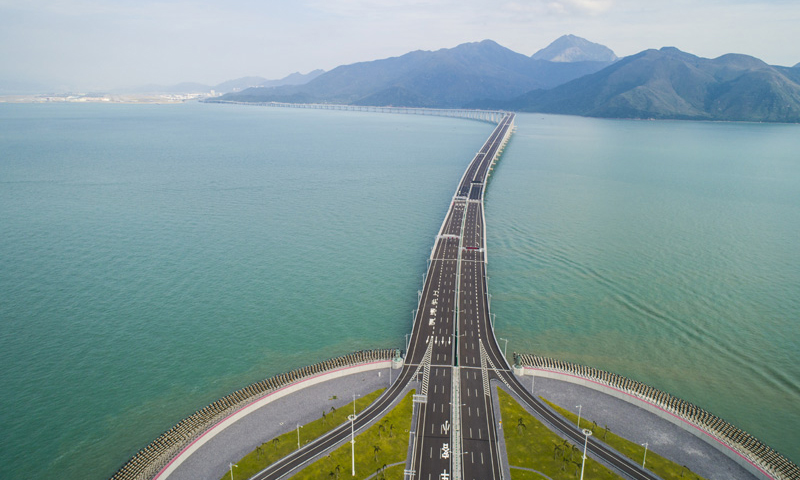 圖為10月13日無人機拍攝的港珠澳大橋香港段。（新華社記者 呂小煒 攝）
