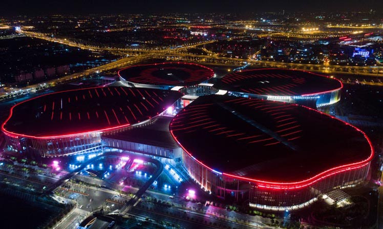 圖為夜幕下的中國國際進口博覽會舉辦場地——國家會展中心（上海）。（新華社記者 丁汀 攝）