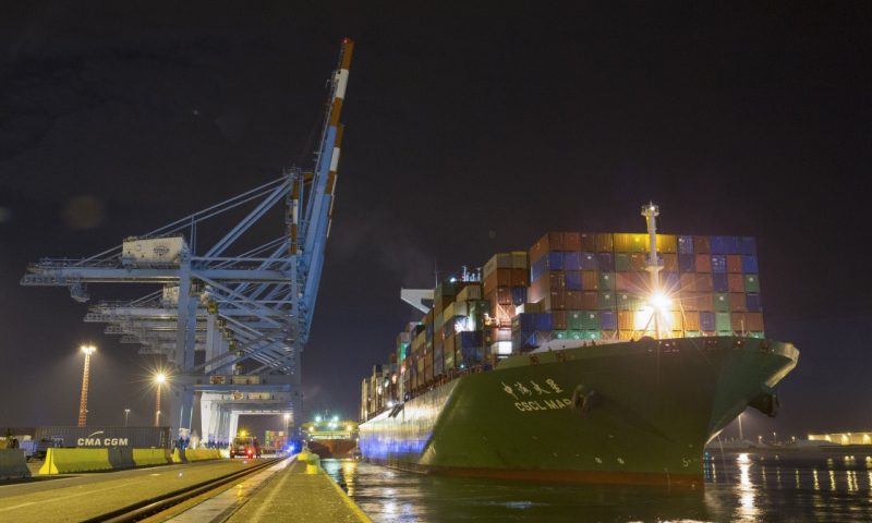 經過約8個小時的連夜裝卸后，“中海火星”號集裝箱輪結束本次西歐之行，踏上返回亞洲的航程。圖為10月15日晚，中遠海運旗下的“中海火星”號集裝箱輪停靠在比利時澤布呂赫港集裝箱碼頭。（新華社記者 葉平凡 攝）