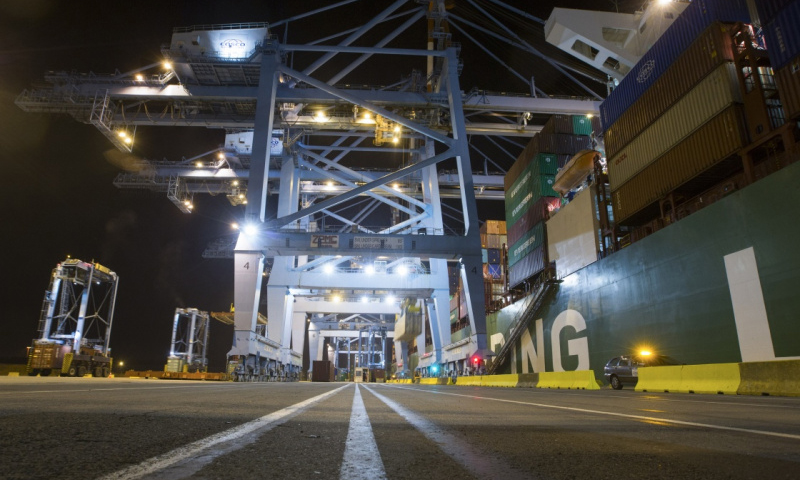 圖為10月15日晚在比利時澤布呂赫港拍攝的集裝箱碼頭。（新華社記者 葉平凡 攝）