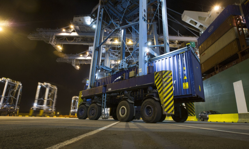 圖為10月15日晚，在比利時澤布呂赫港集裝箱碼頭，跨運車運送集裝箱。（新華社記者 葉平凡 攝）