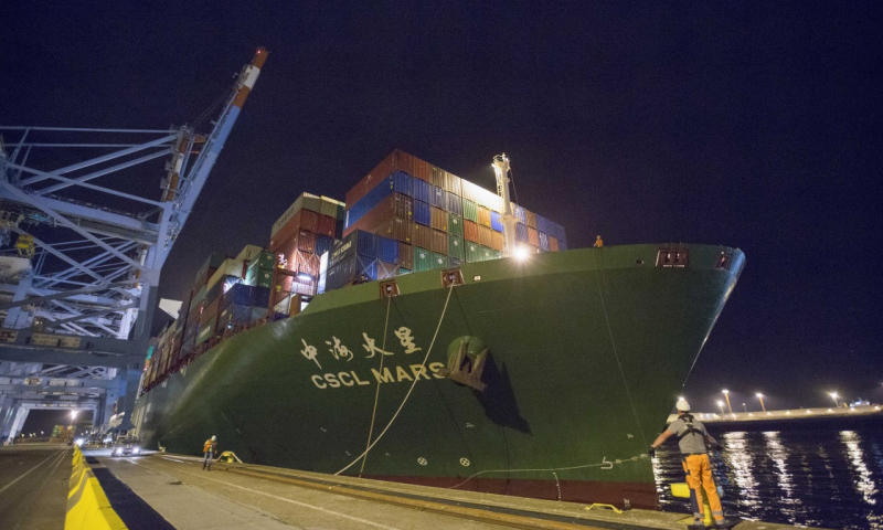 圖為10月15日晚，中遠海運旗下的“中海火星”號集裝箱輪停靠在比利時澤布呂赫港集裝箱碼頭。（新華社記者 葉平凡 攝）