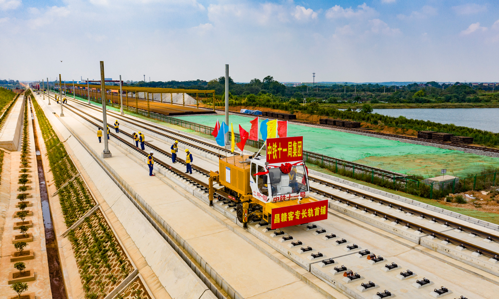 9月29日，在江西樟樹（南）昌贛（州）高鐵鋪軌基地施工現場，中國鐵建所屬中鐵十一局建設者操控大型鋪軌機組順利鋪下第一對500米長軌，標志著昌贛高鐵全線正式進入鋪軌階段。圖為9月29日，中鐵十一局建設者在昌贛高鐵樟樹東鋪軌基地進行500米長軌鋪設作業。