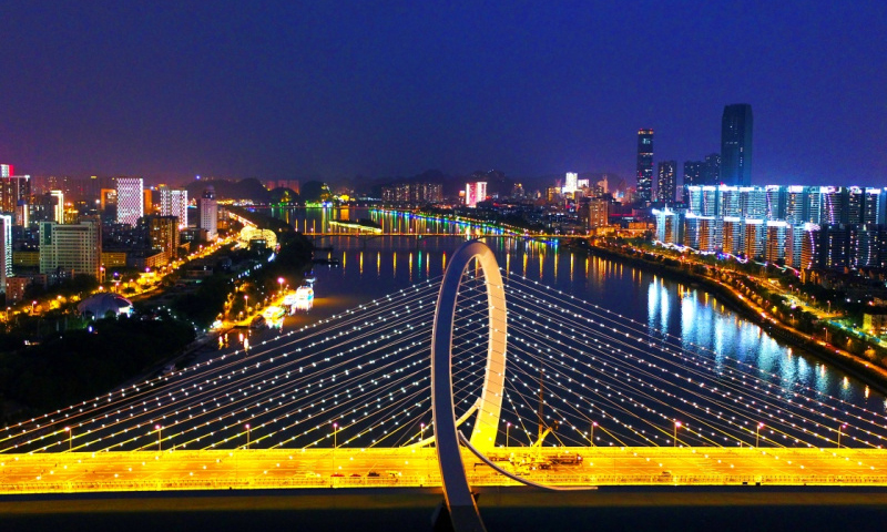 圖為9月26日晚，工人在白沙大橋上進行調試燈光施工。新華社發（黎寒池 攝）