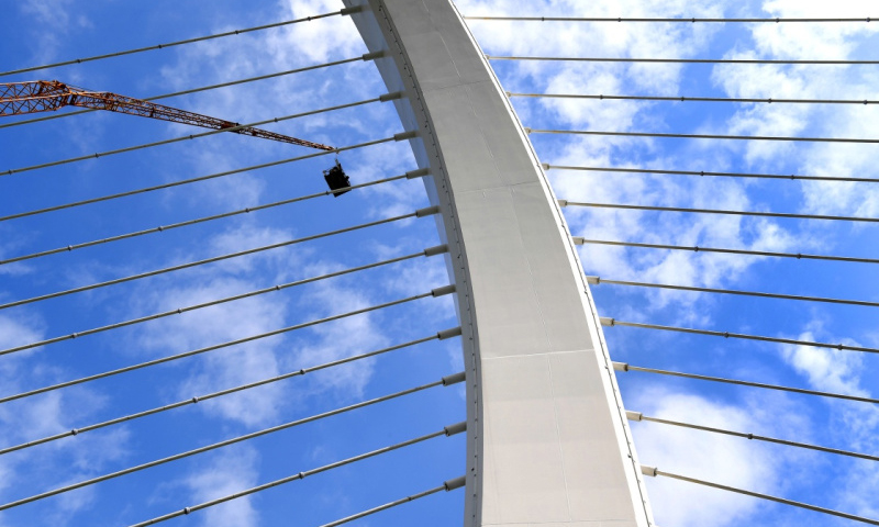 圖為9月26日，工人們在白沙大橋上進行燈光調試施工。新華社發（黎寒池 攝）