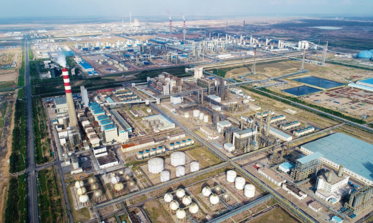 空中俯瞰寧夏靈武市毛烏素沙地邊緣的戈壁灘上，寧東能源化工基地內一塊塊整齊劃一的工廠區域像整齊排列的“電路板”，這就是全球單套規模最大煤制油項目——國能神華寧煤集團400萬噸煤制油項目。圖為8月3日無人機拍攝的國能神華寧煤集團400萬噸煤制油項目。（新華社記者 王鵬 攝）