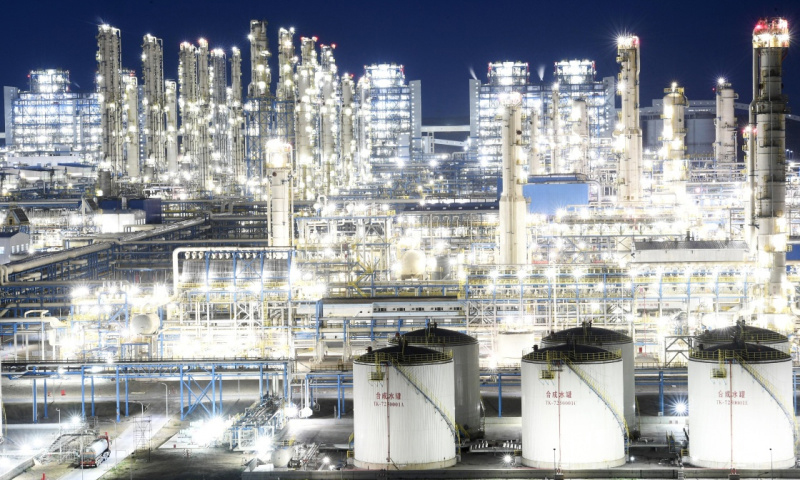 2003年開發建設之初，寧夏寧東能源化工基地就提出“高起點規劃、高標準建設”，實施煤炭、電力、煤化工三大主導產業的“現代化”發展，實現煤化工產業由“黑”變“白”。煤化工產品由“粗”變“精”，從“挖煤”到“輸電”，從“賣炭”到“賣油”，從“黑色煤炭”到“白色烯烴”，寧東基地蝶變速度越來越快，發展越來越趨于成熟。圖為8月3日，國能神華寧煤集團400萬噸煤制油項目夜景。（新華社記者 王鵬 攝）
