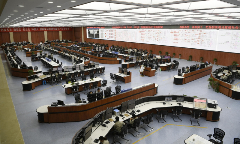 圖為國能神華寧煤集團400萬噸煤制油項目中控室。（新華社記者 王鵬 攝）