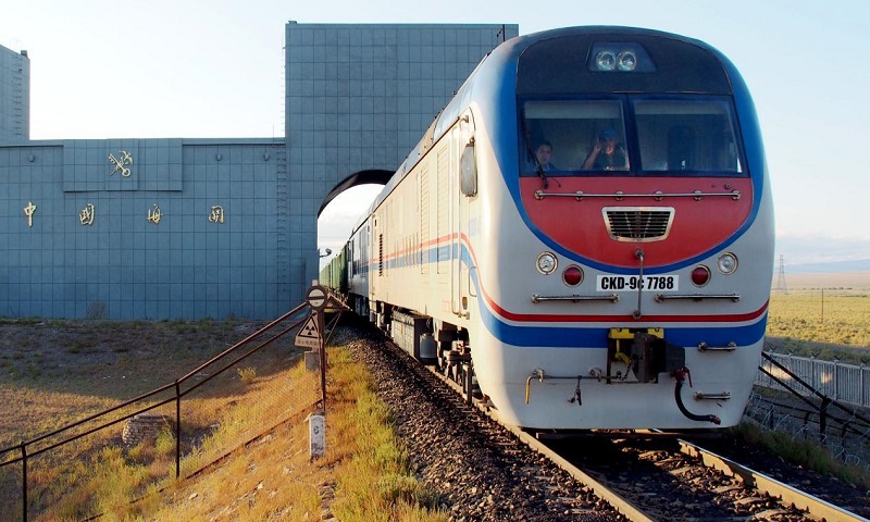 阿拉山口口岸設置了世界首套火車檢查系統，用于對鐵路整編列車及貨運集裝箱的在線檢查。同方威視采用高速采樣技術和速度自適應技術快速檢查、處理和儲存整列火車貨物的圖像信息，檢查速度可滿足每小時60公里的時速要求。（周俊皓攝）