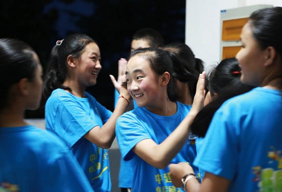 集體參觀陸家嘴、中華藝術宮等景點，專業教師教授信任、溝通、協作，參加高空繩索、長途拉練、演講比賽等訓練……中建八局-卓尼勵志夏令營7天的拓展活動，讓來自青藏高原大山深處的12名初中學生發生著潛移默化的變化，由拘謹、靦腆變得開朗、健談。（王廣濱）