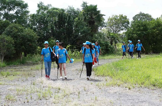 8月20日閉營的中建八局-卓尼勵志夏令營，是中建八局對口扶助卓尼教育事業的一個項目。共有12名13至15歲的孩子參加活動，其中9名藏族、3名漢族，均是出自貧困農牧家庭中品學兼優的學生，他們也都是第一次走進上海。（王廣濱）