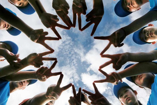 主辦方表示，多方合力用愛心編織出貧困家庭孩子們夢想的天空，點燃他們的純真希望，同時搭建起一個滬卓兩地青少年交流的平臺。在夏令營中獲評“最善解人意的人”王公布草說，7天的夏令營是一段多姿多彩的旅程，是一次終身難忘記的經歷，在這里學會了分享，學會了傾聽。上海，扎西德勒！（王廣濱）