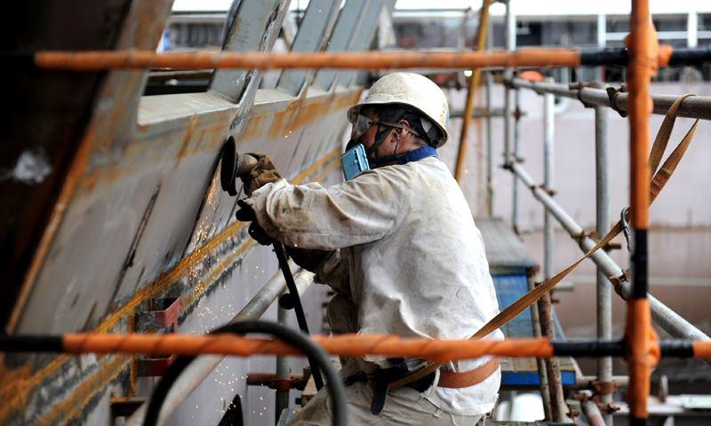 據介紹，“雪龍2”號自2016年12月20日在江南造船（集團）有限責任公司的切割車間里進行第一塊鋼材點火切割以來，總體進展順利，“雪龍2”號的建造共分為11個總段、114個分段。目前已在船塢內完成了所有船體總段合攏工作，達到全船貫通狀態。圖為8月14日，一名工人在“雪龍2”號建造現場工作。（新華社記者 張建松 攝）