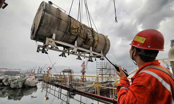 近日，在南海驚濤駭浪中屹立近15年的中國海油“海洋石油111”FPSO（浮式生產儲卸油裝置）完成首次塢修，全部既定項目順利出塢。4月28日塢修開啟，“海洋石油111”FPSO徐徐靠入廣州文沖船廠。這個體型堪比航母的大家伙經歷過53次臺風肆虐，飽受原油和海水長年累月的浸泡，如今已漸露疲態，需要進塢完成船體、艙室結構損傷部位修復等三百多個項目的維修工作。圖為曾作為主要熱源的熱介質燃油鍋爐在塢修中被拆除，取而代之的是裝在主發電機后的余熱回收裝置，每年可減少原油消耗約2300噸。（李豫黔 攝）