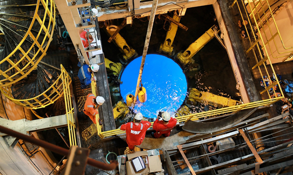 圖為工作人員在單點艙內進行回接單點浮筒作業。（李豫黔 攝）